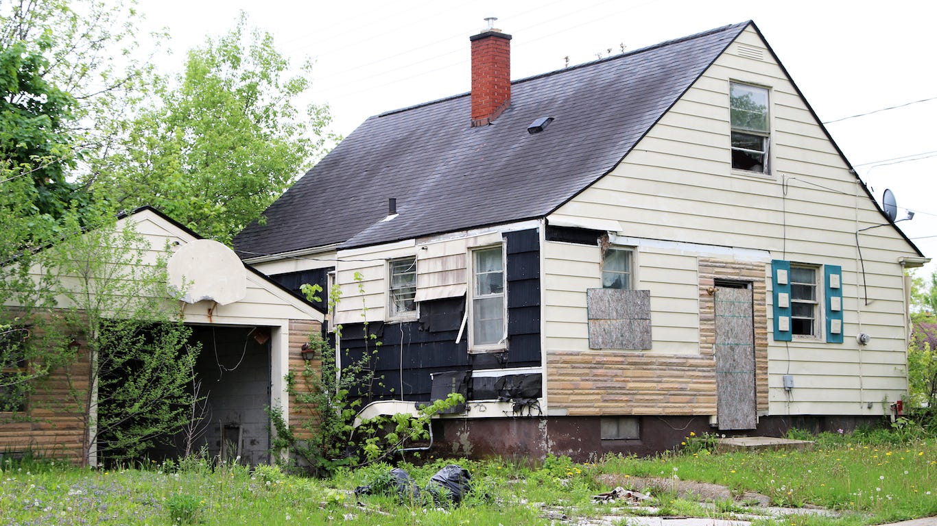should i buy a house during recession
